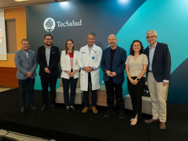 Invitados especiales de TecSalud junto al Prof. Dr. Bruce Beutler.